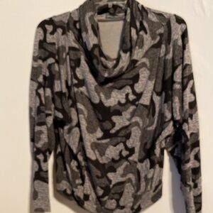 𝅺michelle Belau Turtleneck Pullover Size Medium